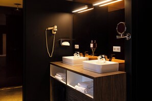 Suite, 1 Double Bed, Non Smoking, Bathtub | Bathroom | Rainfall showerhead, eco-friendly toiletries, hair dryer, bathrobes - City Hotel Gouda - World Hotels Crafted Collections (Gouda)