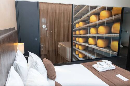 Suite, 1 Double Bed, Non Smoking, Bathtub | Egyptian cotton sheets, premium bedding, in-room safe