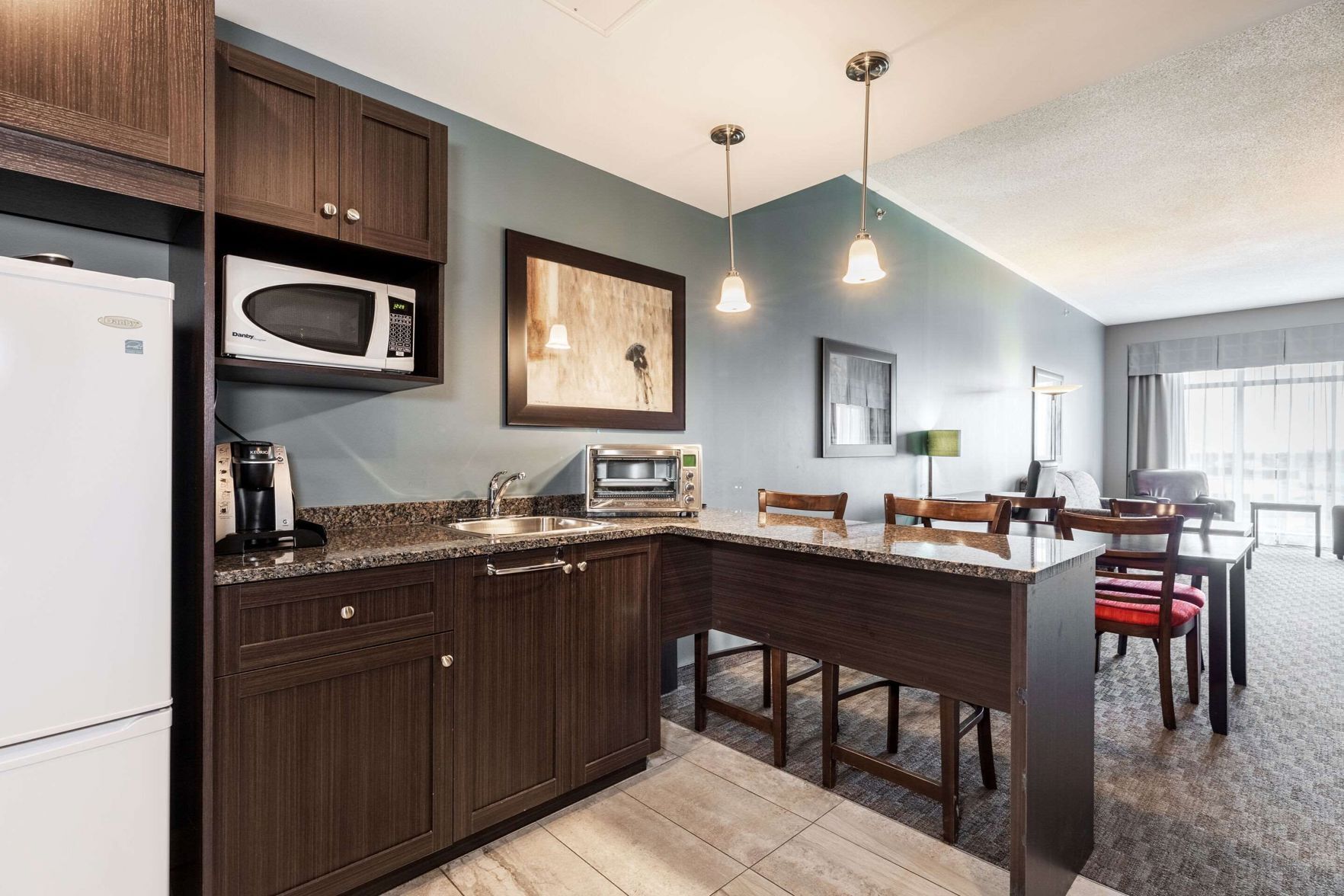 Cuisine privée | Mini-réfrigérateur, four à micro-ondes, cafetière-théière, congélateur