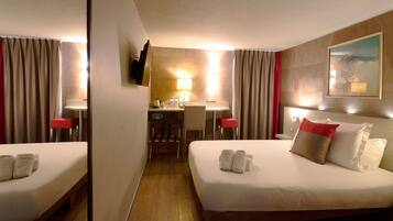 Een kluis op de kamer, een bureau, een laptopwerkplek