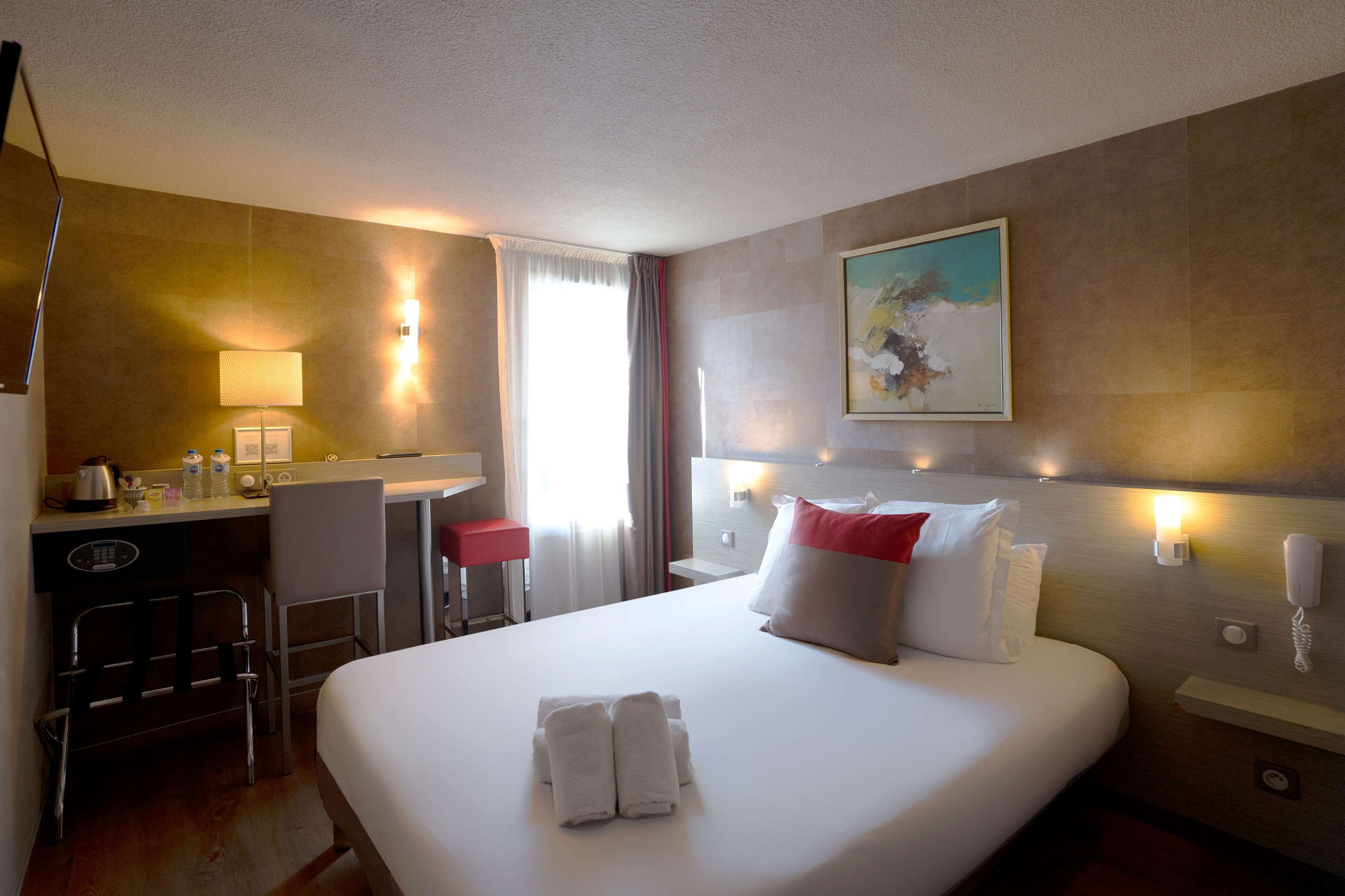 premium room, 1 queen bed, non smoking | in-room safe, desk, laptop workspace, blackout curtains