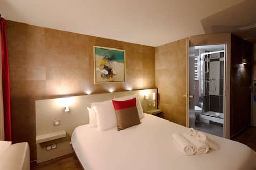 Premium Room, 1 Queen Bed, Non Smoking | In-room safe, desk, laptop workspace, blackout drapes