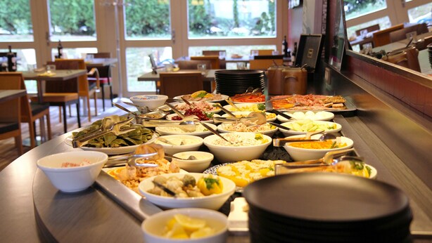 A buffet with various dishes and utensils. - Best Western l'Atelier 117 (Maubeuge)