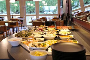 A buffet with various dishes and utensils. - Best Western l'Atelier 117 (Maubeuge)