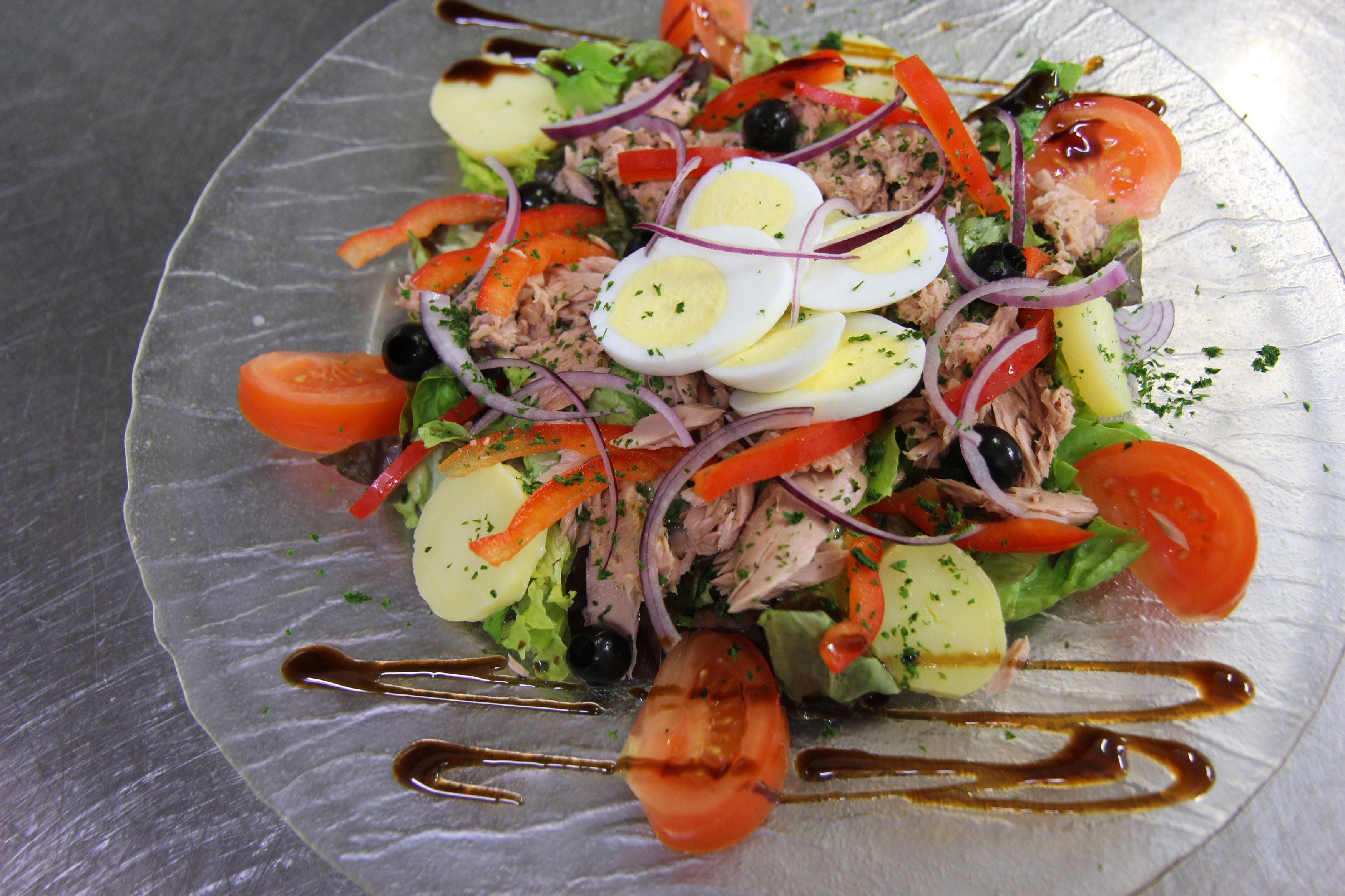 Ensalada con diversos ingredientes sobre un plato.