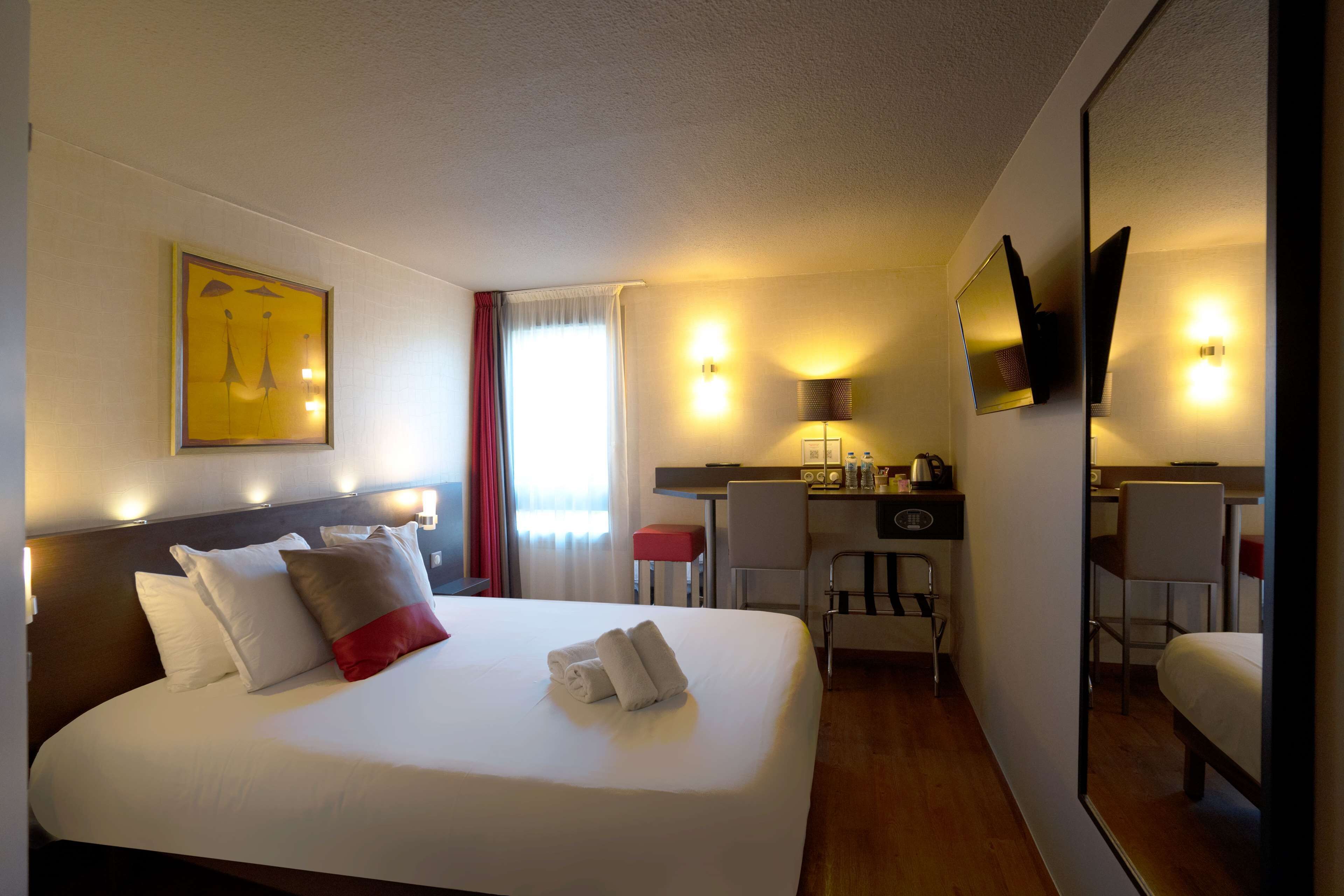premium room, 1 queen bed, non smoking | in-room safe, desk, laptop workspace, blackout curtains