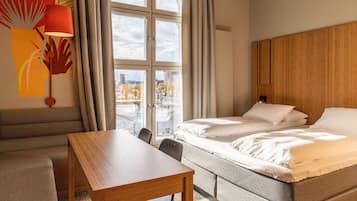 Decoración personalizada, muebles diferentes y cortinas blackout