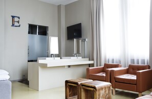 Suite, 1 tweepersoonsbed, niet-roken | Individueel gedecoreerd, individueel gemeubileerd