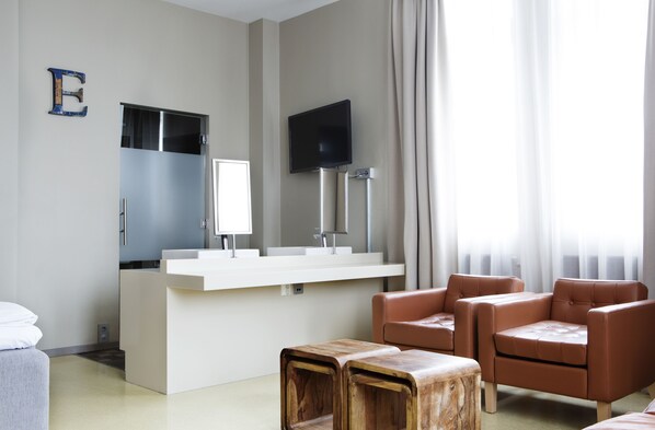 Suite, 1 letto matrimoniale, non fumatori | Con stile personalizzato, con arredamento individuale, tende oscuranti