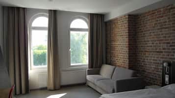 Decoración personalizada, muebles diferentes y cortinas blackout