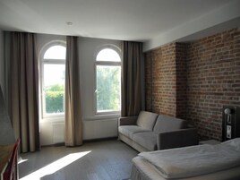 Decoración personalizada, muebles diferentes y cortinas blackout 