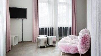 Decoración personalizada, muebles diferentes y cortinas blackout 