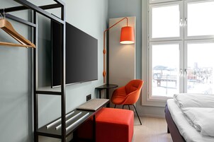 Decoración personalizada, muebles diferentes y cortinas blackout 