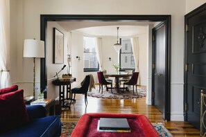 Svit (Broadway) | Vardagsrum | LCD-tv, en iPod-dockningsstation och betalfilmer