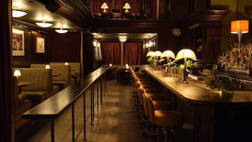 3 bars/lounges