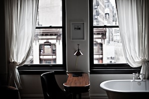 Deluxe | Living area | LCD TV, iPod dock, pay movies