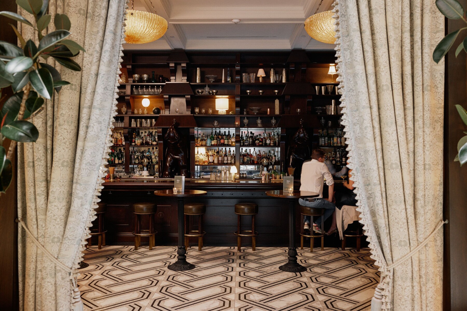 3 restaurants; breakfast, lunch, and dinner served