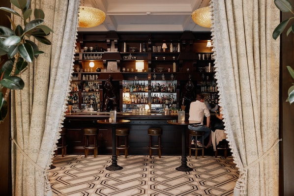 3 restaurants, breakfast, lunch, dinner served; American cuisine