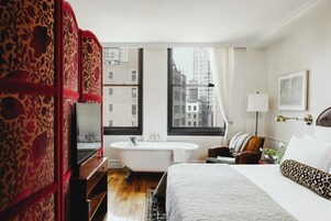 Ropa de cama de alta calidad, cubrecamas y minibar 