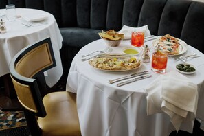 3 restaurantes, se sirven desayunos, comidas, cenas y cocina americana