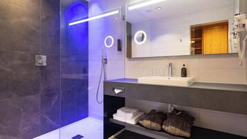 Junior suite, balkon (Auen) | Badkamer | Een haardroger, badjassen, handdoeken