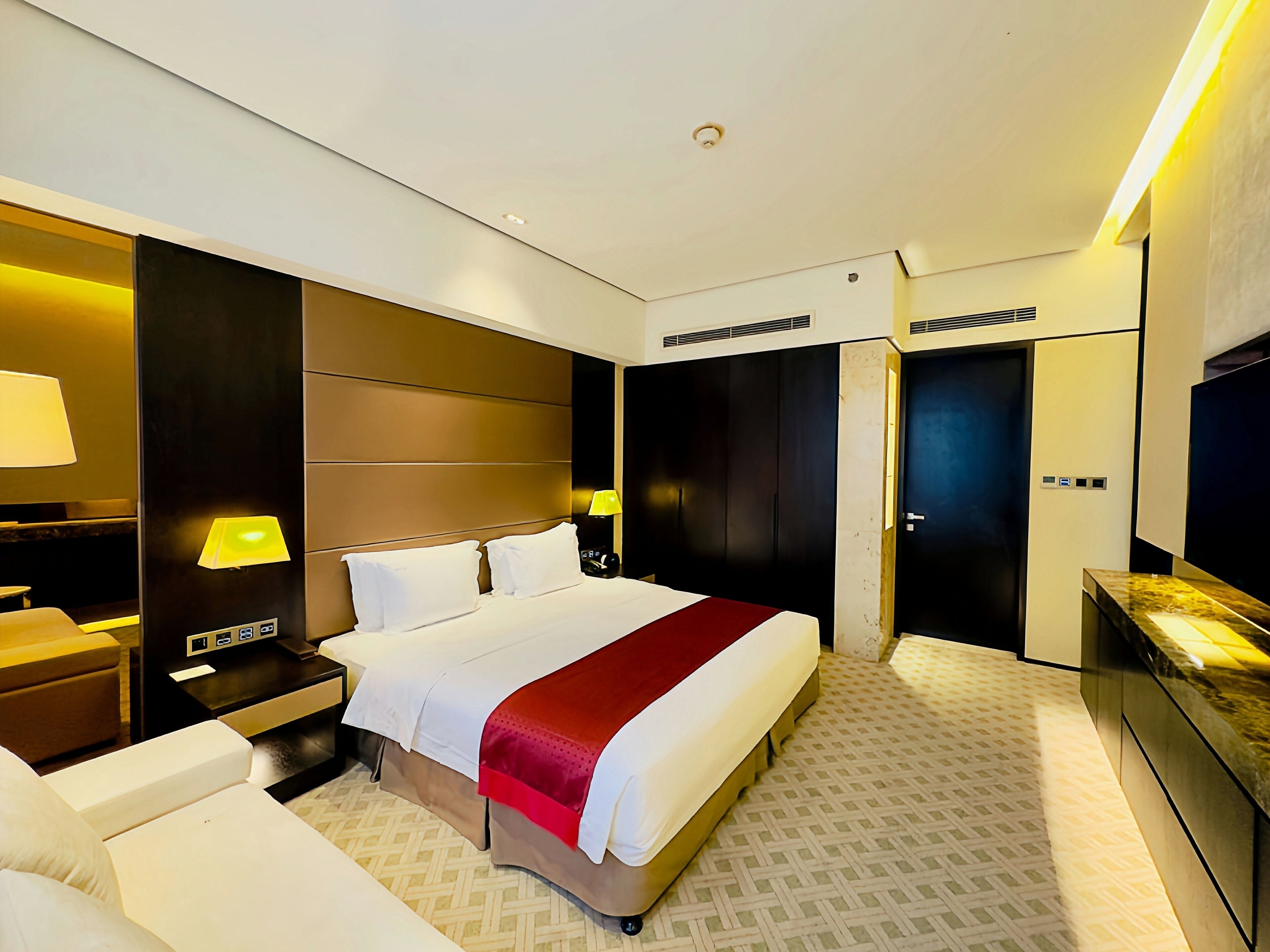 Minibar, in-room safe, desk, iron/ironing board