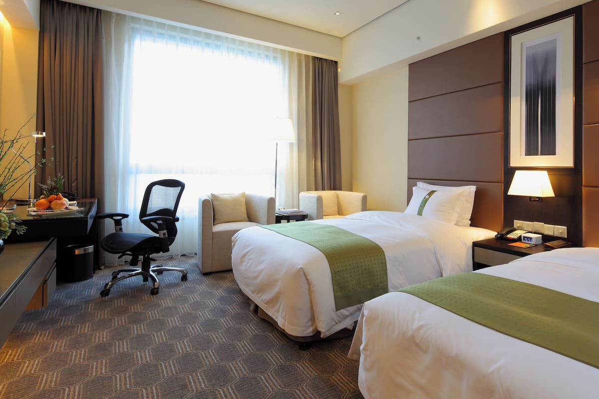 Minibar, Zimmersafe, Schreibtisch, Bügeleisen/Bügelbrett