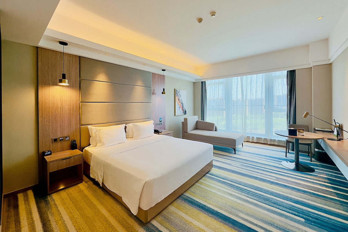 Minibar, in-room safe, desk, iron/ironing board