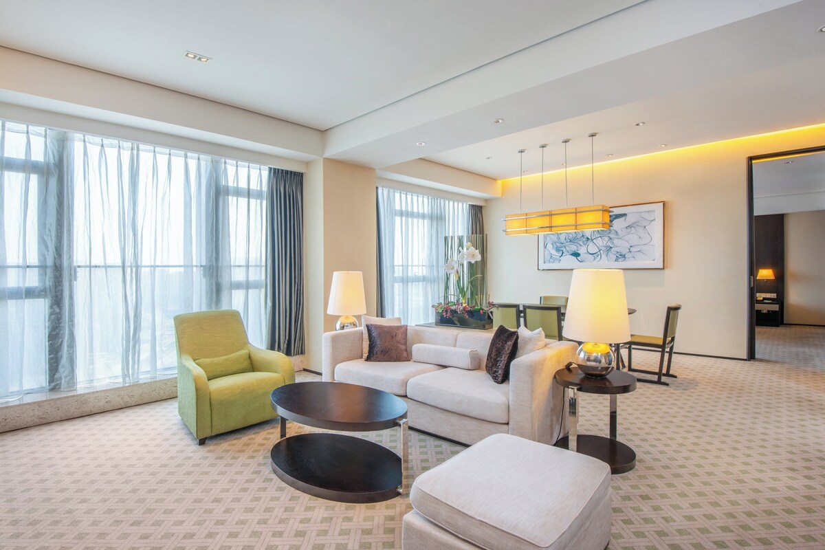 Suite, 1 soverom (High Floor) | Minibar, safe på rommet, skrivebord og strykejern/-brett