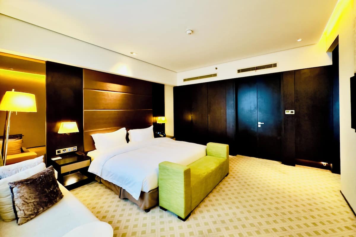Suite, 1 Bedroom (High Floor) | 1 bedroom, minibar, in-room safe, desk
