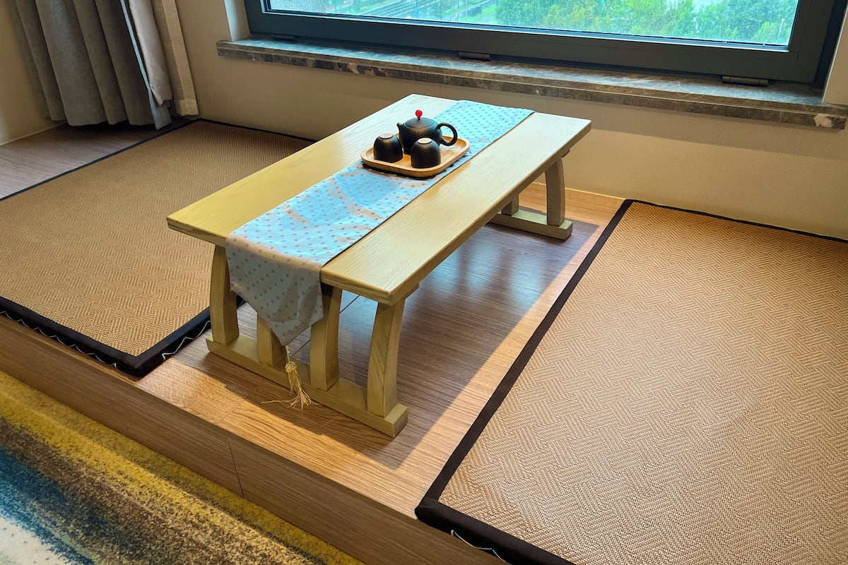 standard room, multiple beds, smoking (mid floor) | 1 bedroom, minibar, in-room safe, desk