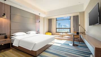 标准房, 多张床, 吸烟房 (Mid Floor) | 迷你吧、客房内保险箱、办公桌、熨斗/熨衣板