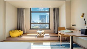 標準客房, 多張床, 吸煙房 (Mid Floor) | 迷你吧、房內夾萬、書桌、熨斗/熨衫板