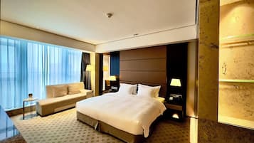 Minibar, in-room safe, desk, iron/ironing board