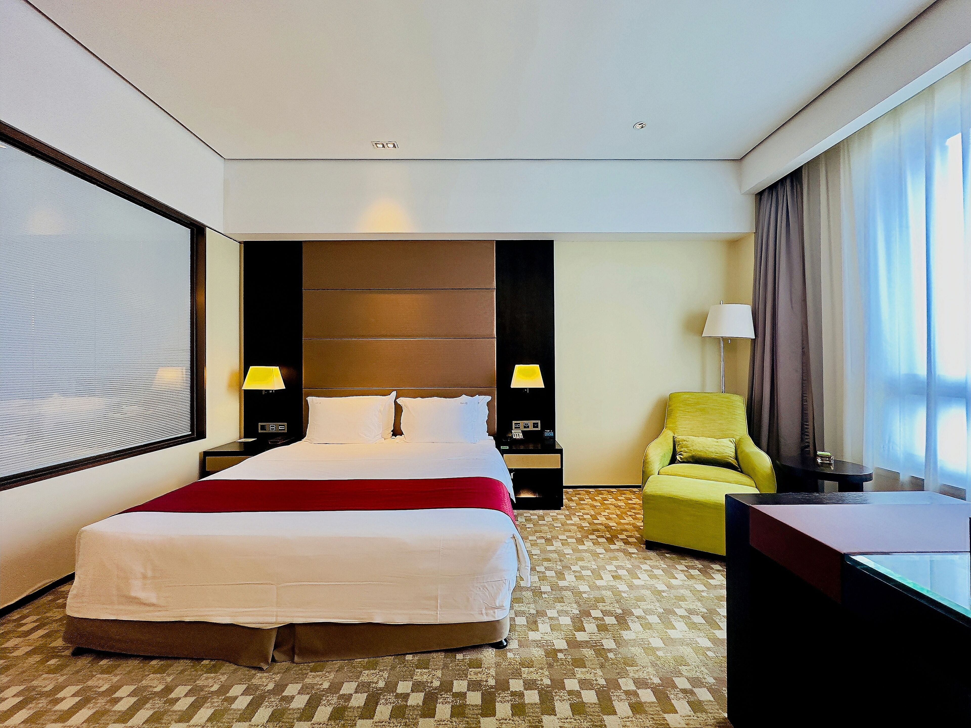 迷你吧、客房内保险箱、办公桌、熨斗/熨衣板