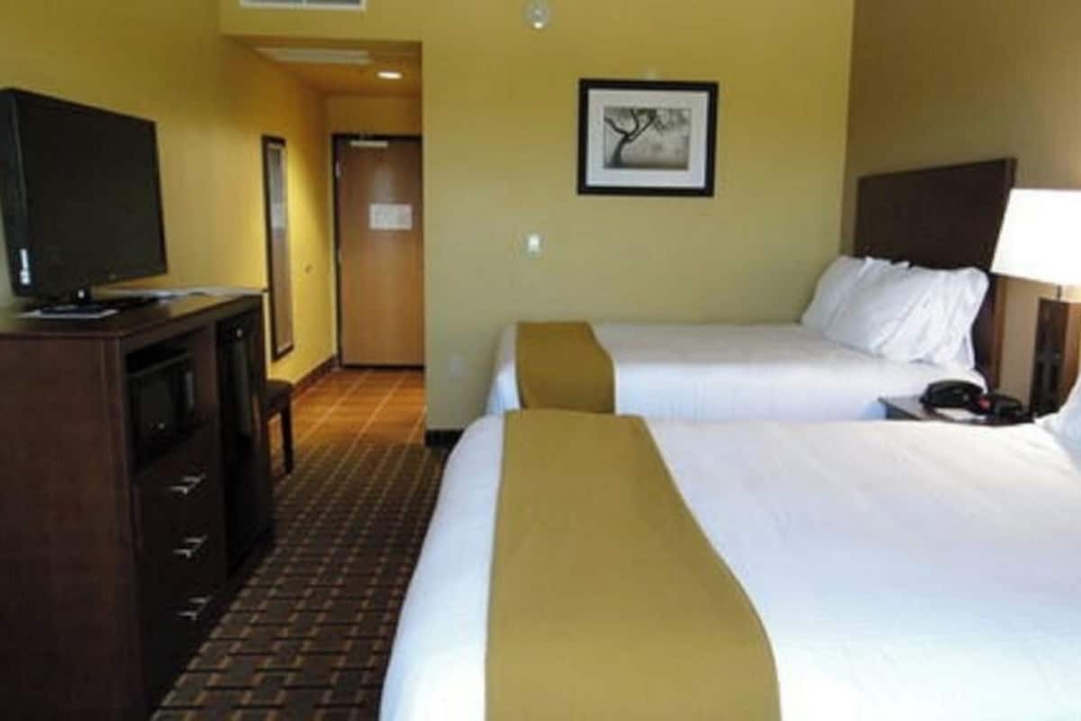 Premium bedding, in-room safe, desk, soundproofing