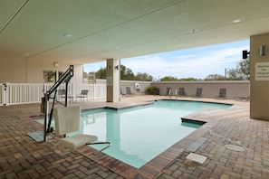 Outdoor pool, sun loungers - Holiday Inn Express and Suites George West by IHG (George West)