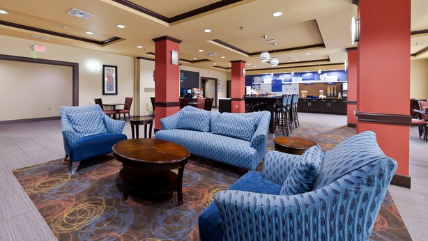A lobby with seating areas, a reception desk, and a coffee bar. - Holiday Inn Express and Suites George West by IHG (George West)