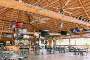 Se sirven desayunos y almuerzos; cocina americana; junto a la piscina