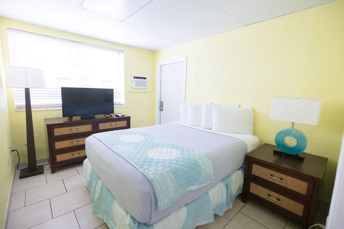 2 bedrooms, individually decorated, laptop workspace, iron/ironing board