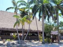 Se sirven desayunos y almuerzos; cocina americana; junto a la piscina