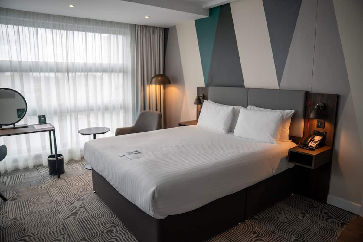 Hypo-allergenic bedding, in-room safe, desk, laptop workspace