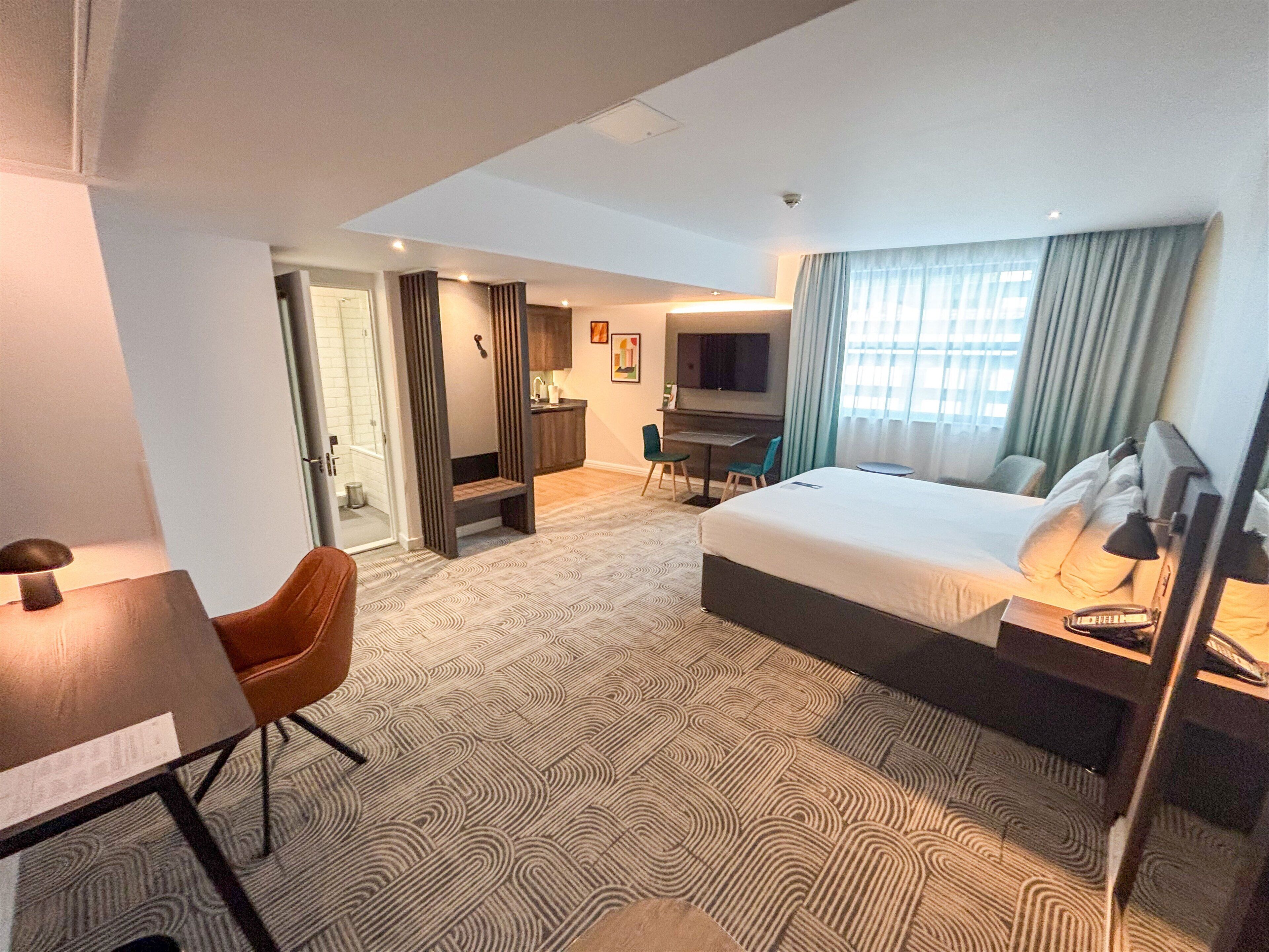 Suite, 1 letto king, angolo cottura | Biancheria da letto ipoallergenica, una cassaforte in camera