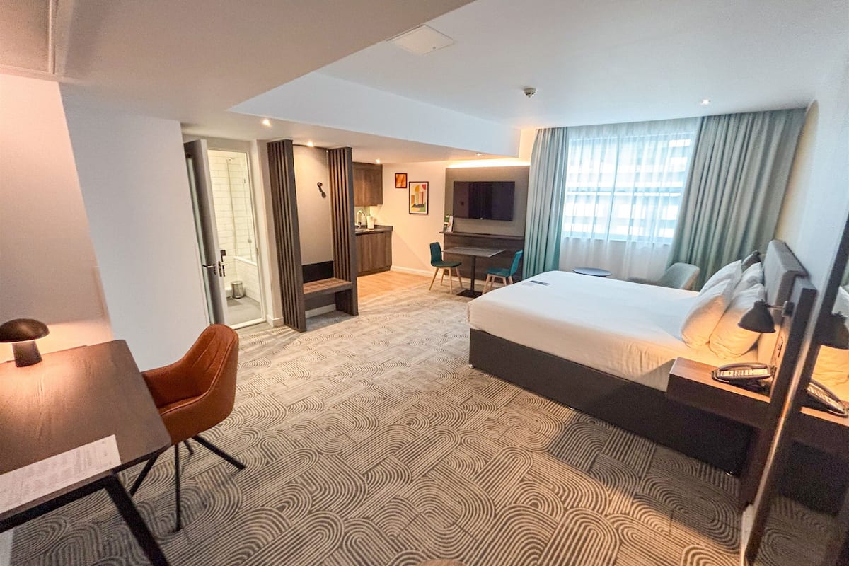 Suite, 1 King Bed, Kitchenette | Hypo-allergenic bedding, in-room safe, desk, laptop workspace