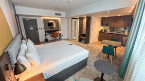 Suite, 1 King Bed, Kitchenette | Hypo-allergenic bedding, in-room safe, desk, laptop workspace - Holiday Inn London - Whitechapel by IHG (London)
