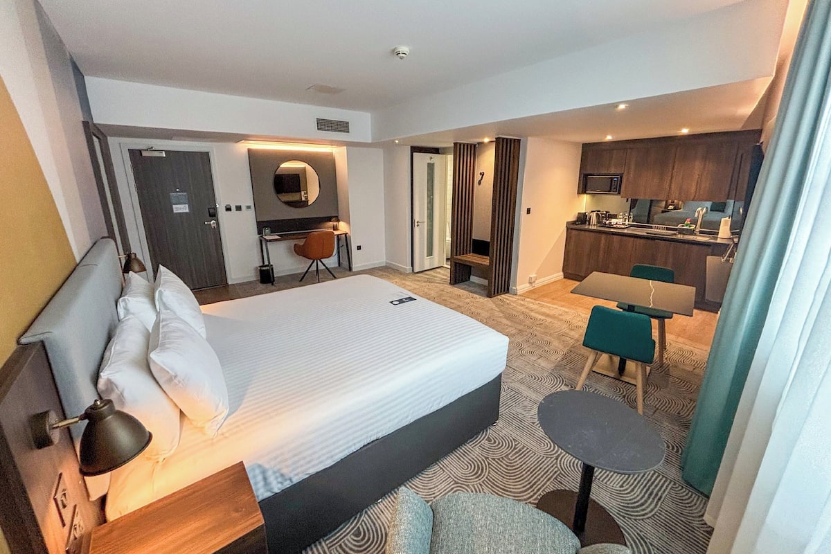 Suite, 1 cama de matrimonio grande, cocina básica | Ropa de cama hipoalergénica, caja fuerte, escritorio