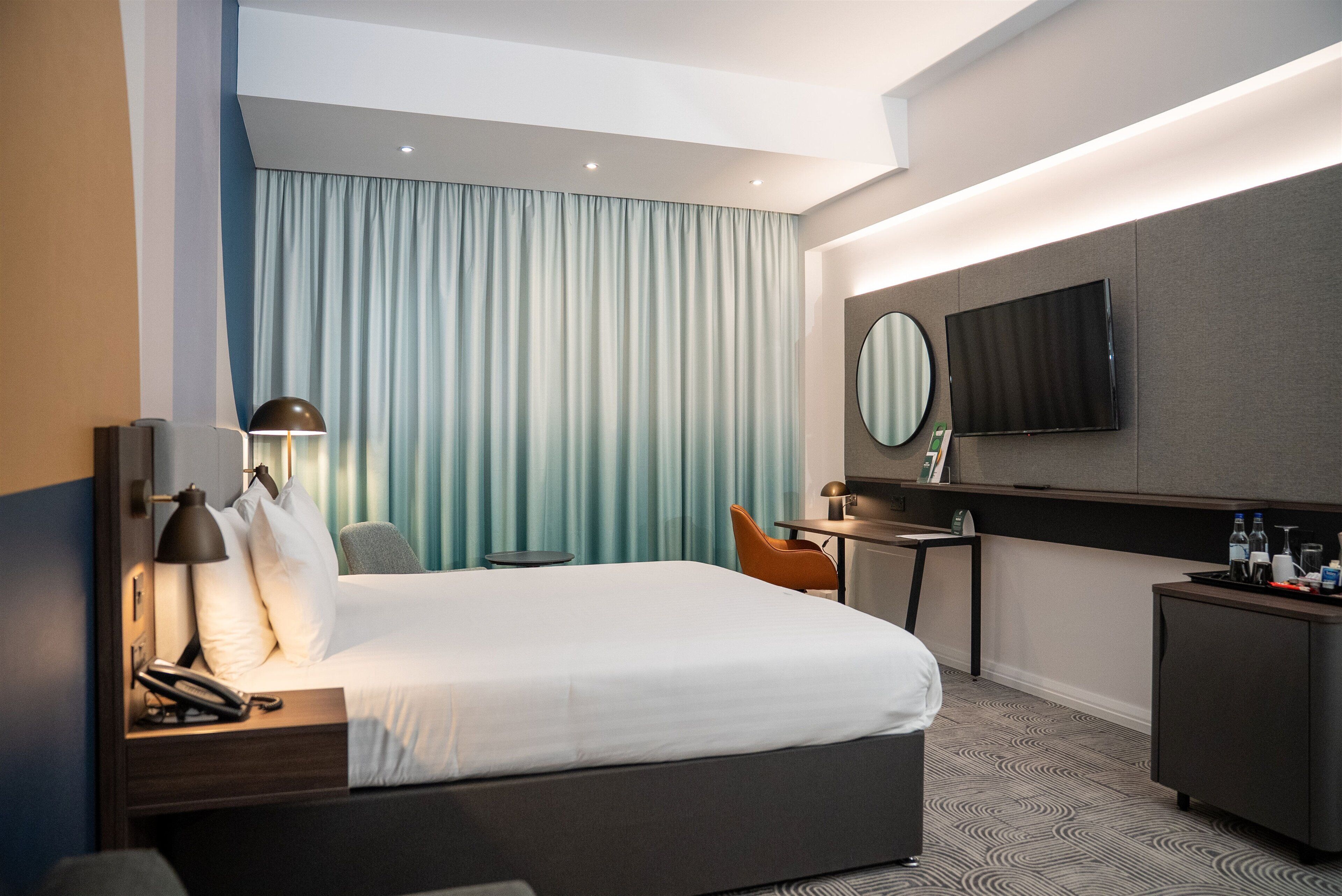 Hypo-allergenic bedding available, in-room safe, desk, laptop workspace