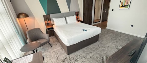 Hypo-allergenic bedding, in-room safe, desk, laptop workspace