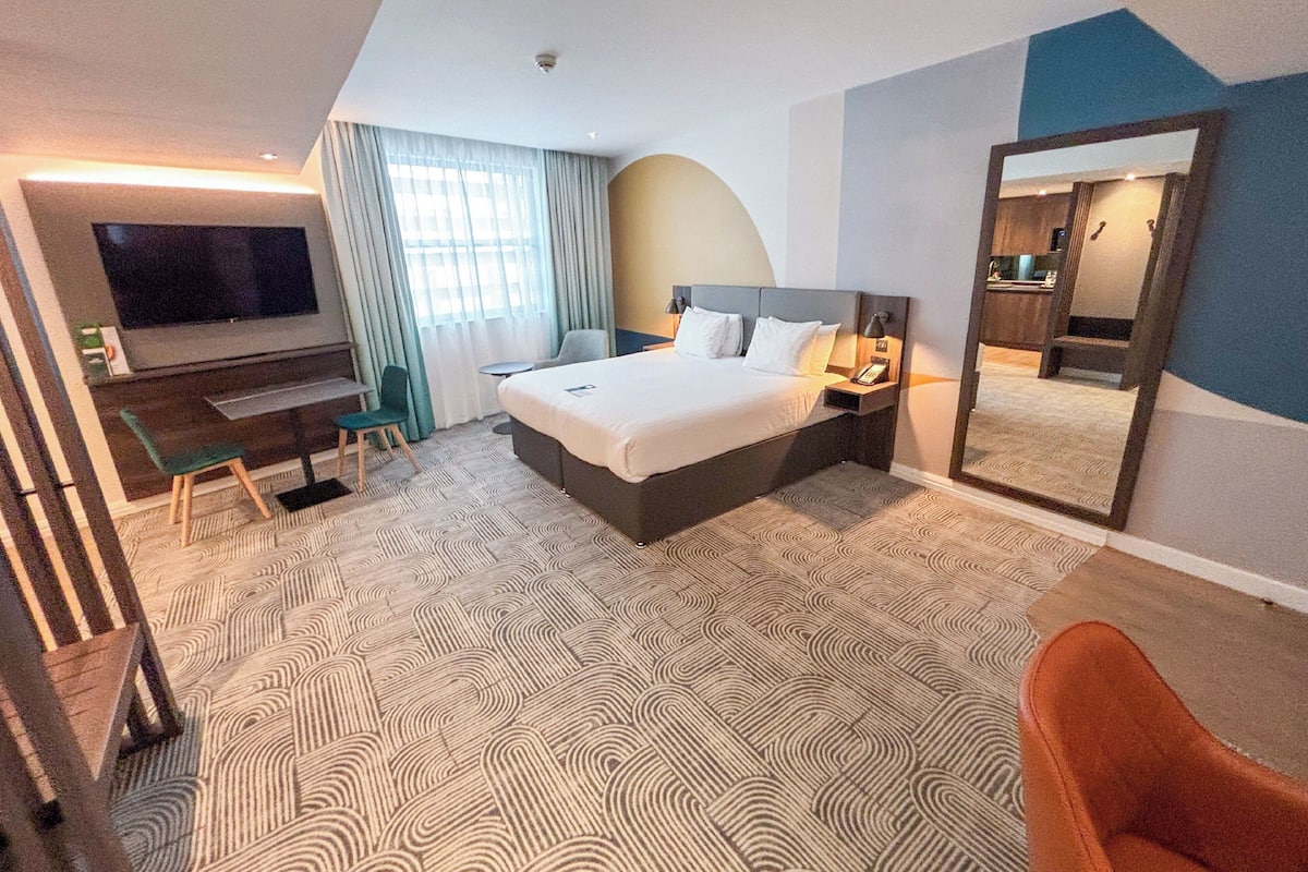 Suite, 1 Katil Raja (King), Kitchenette | Peralatan tempat tidur hipoalergenik, peti besi dalam bilik, meja