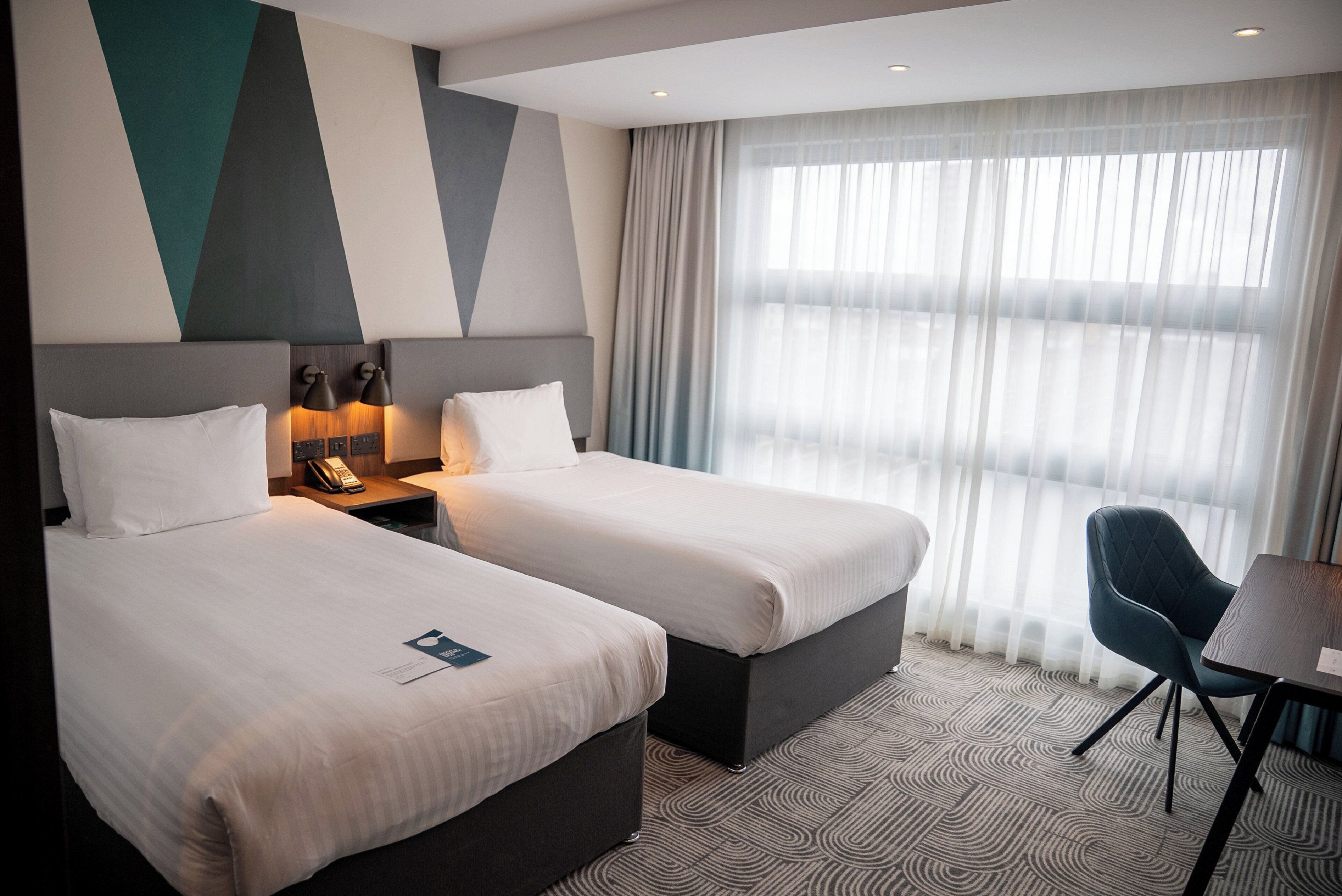 Standaard kamer, 2 eenpersoonsbedden | Hypoallergeen beddengoed, een kluis op de kamer, een bureau